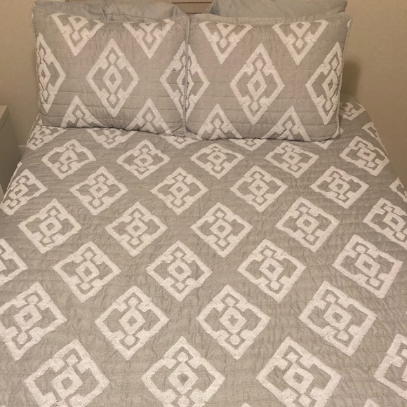 None Bedding Queen Quilt With Matching Shams Poshmark